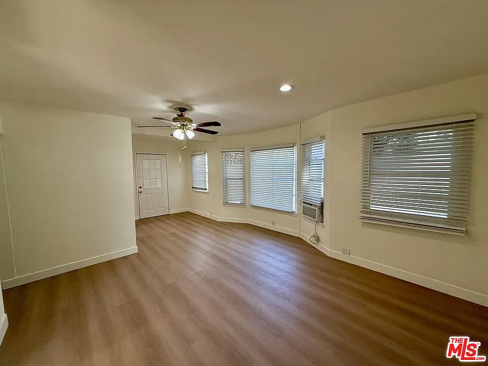 Building Photo - 221 S Kenwood St #8