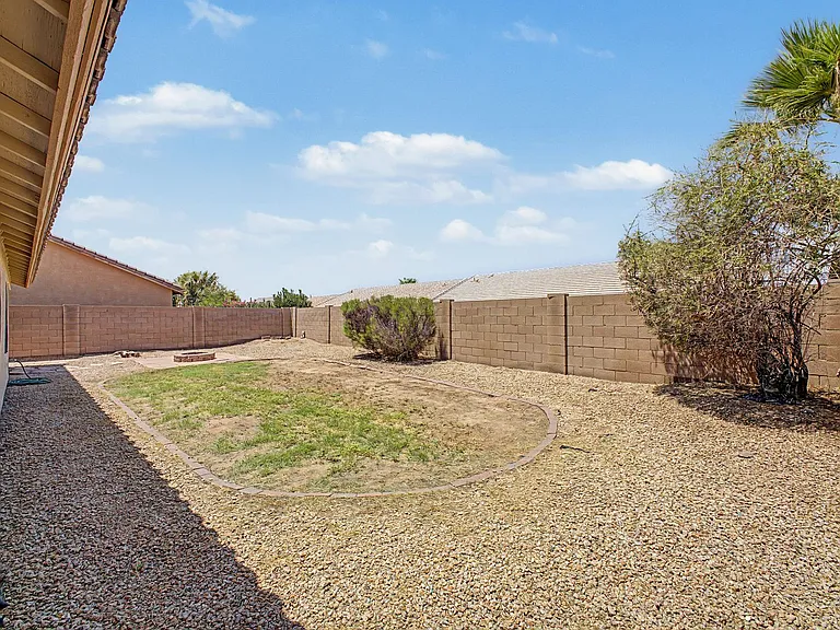 930 E Harwell Rd — Photo 38