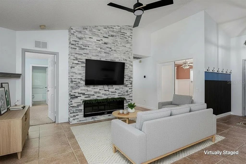 4 bed, 2.0 bath, 1601 sqft, $2,475 — Photo 3