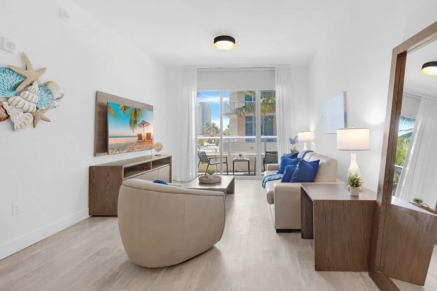 2 bed, 1.0 bath, 893 sqft, $3,618 — Photo 2