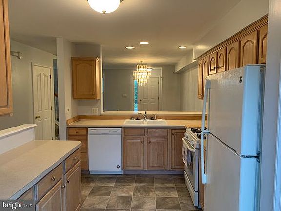 4th image of 855 Woodridge Dr