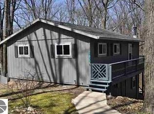 1022 Circle Dr, Lake Isabella, MI 48893