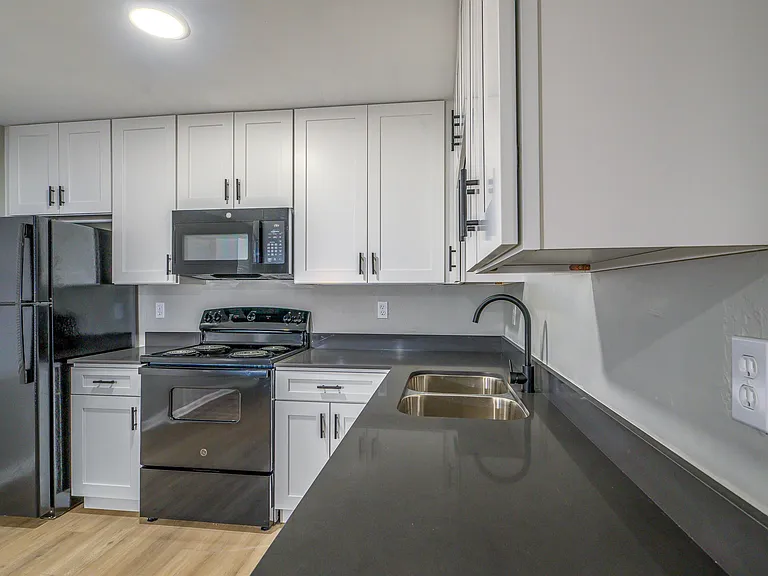 1533 S Bronough St — Photo 4