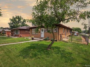 18512 Sunset St, Livonia, MI 48152