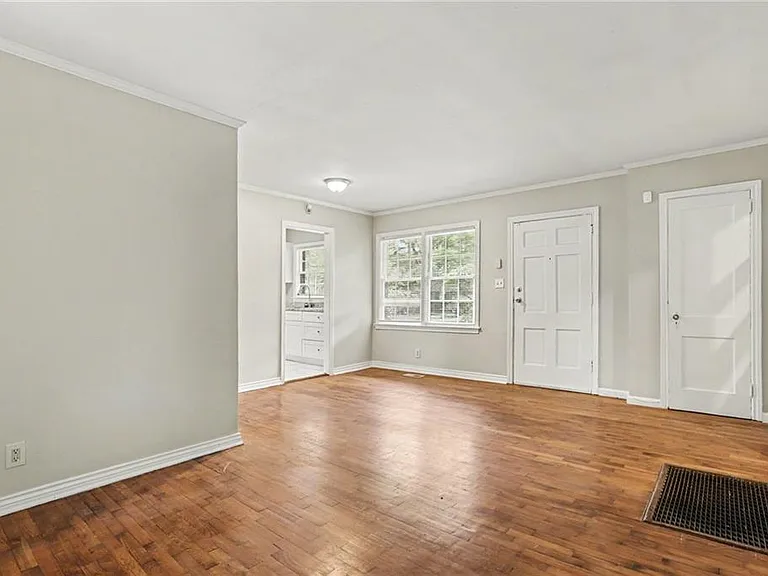 3743 Poplar Dr — Photo 4