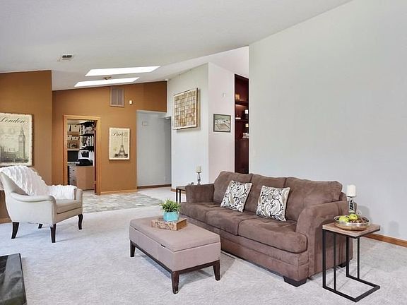 3rd image of 3000 Clairidge Oak Ct
