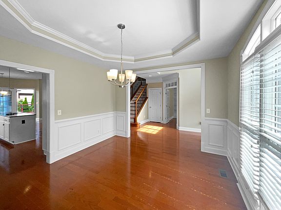 4th image of 454 Beauchamp Cir