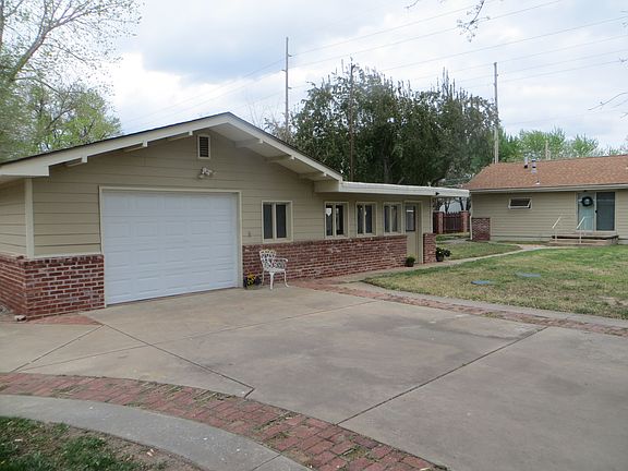 Detached garage & patio room