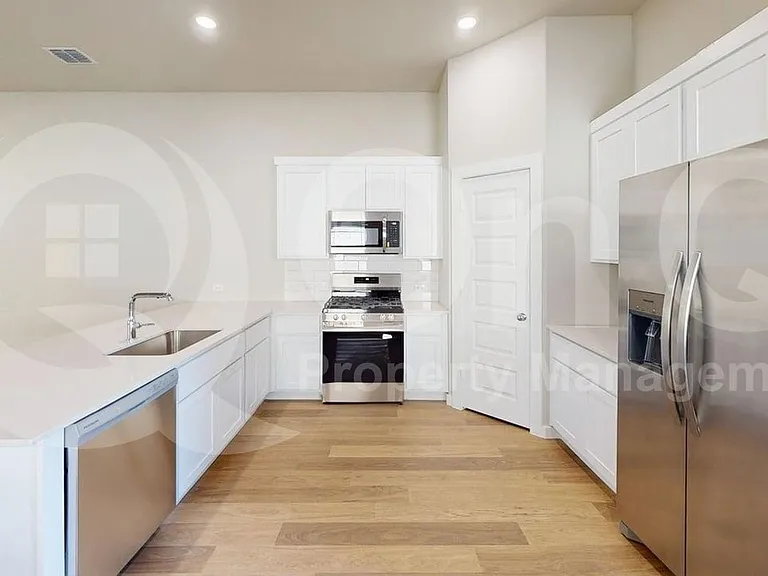 1004 Knox River Dr — Photo 5