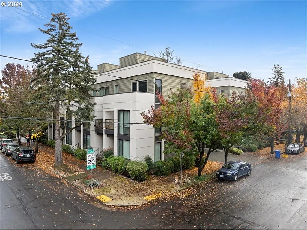 2052 NE 11th Ave photo 1