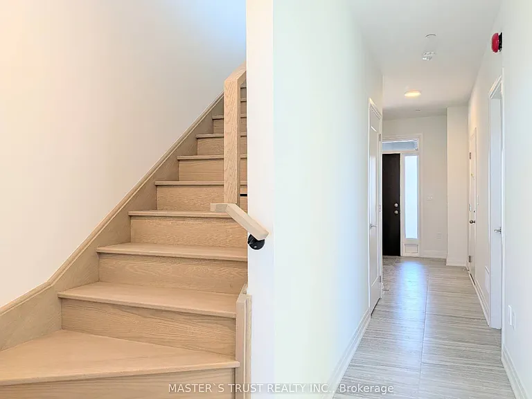 110 Grimsby Ln — Photo 8