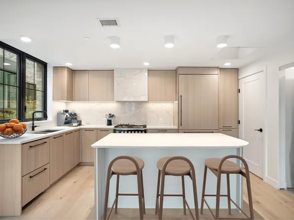 157 King Edward Ave W #104, Vancouver, BC V5Y 2H8