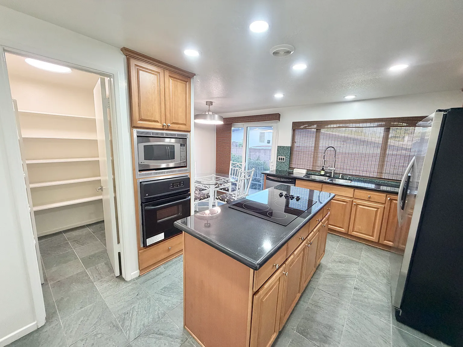 4 bed, 2.5 bath, 2097 sqft, $5,200 — Photo 3
