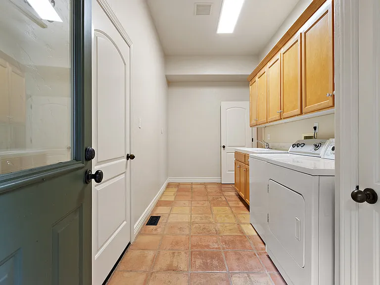 6362 Broadway Ter — Photo 5