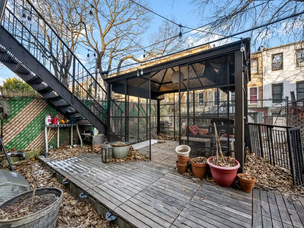319 Macdonough Street TWNHSE image 9 of 10