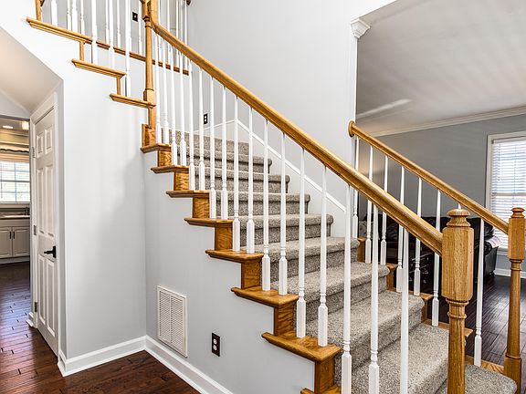 4th image of 102 Saint Marys Ct