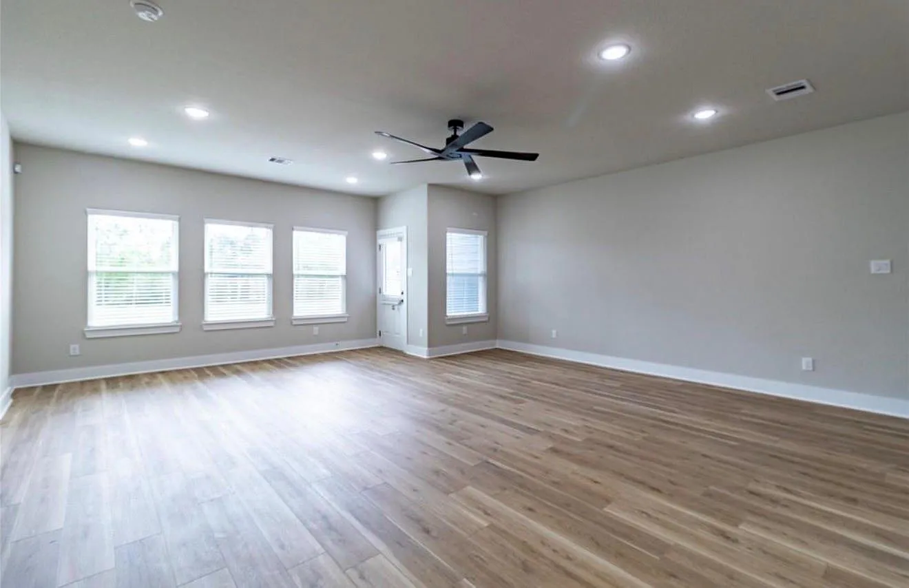 3 bed, 3.5 bath, 1903 sqft, $2,300 — Photo 3
