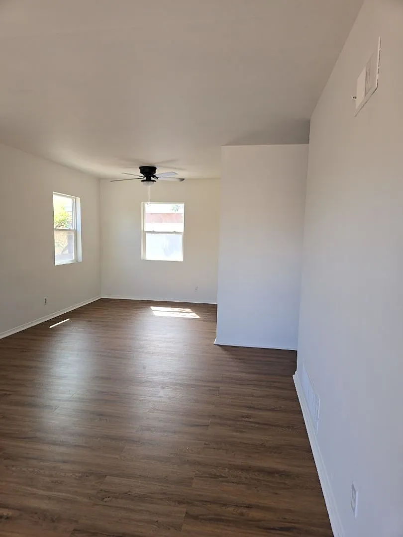 3 Bedroom, 1 Bathroom Home! Schedule a Showing Soon! — Photo 2