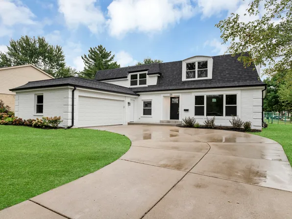 1311 W White Oak St, Arlington Heights, IL 60005