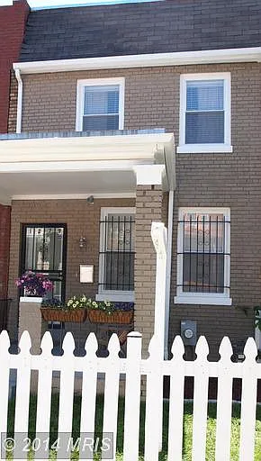 1279 Penn St NE photo 1