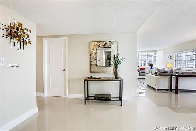 GORGEOUS ENTRYWAY INTO THIS HOME WITH LOTS OF NATURAL LIGHT!