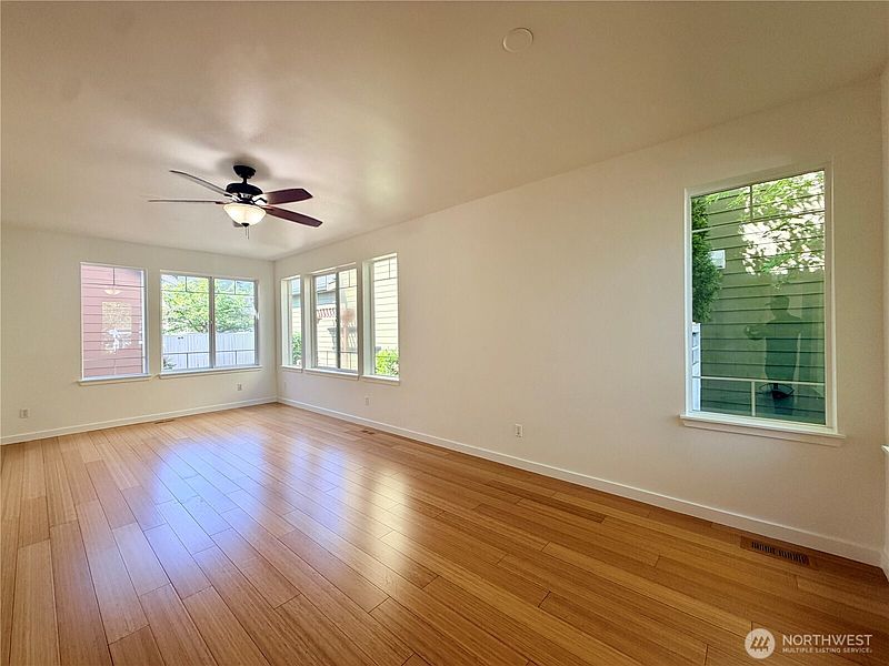 5th image of 4611 NE 5th Place