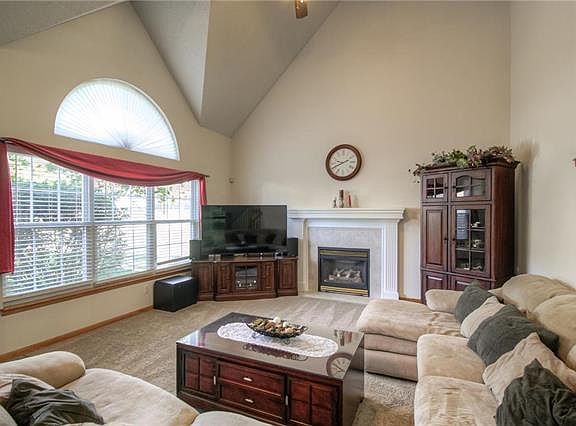 4th image of 1110 SE Scenic Dr