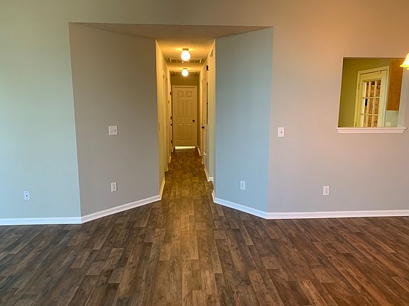 4th image of 102 Green Meadow Dr