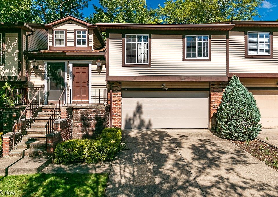 1st image of 221 Greenbriar Ct #221