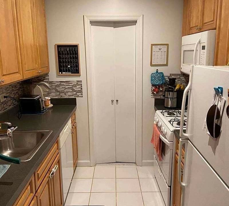 1st image of 24510 Grand Central Pkwy APT 2J