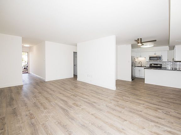 4th image of 126 Middle Rd APT B11