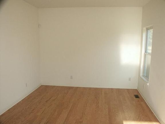 4th image of 1202 Green Dr