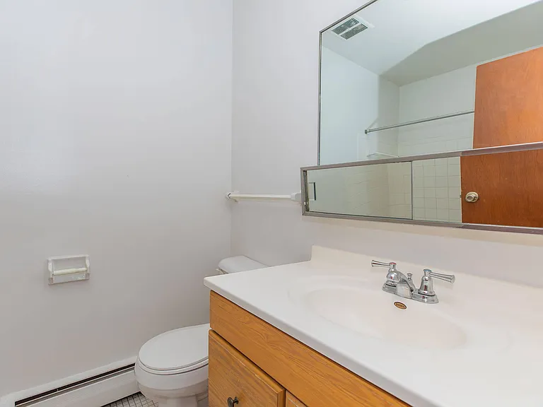 Holiday Acres Apartments — Photo 31