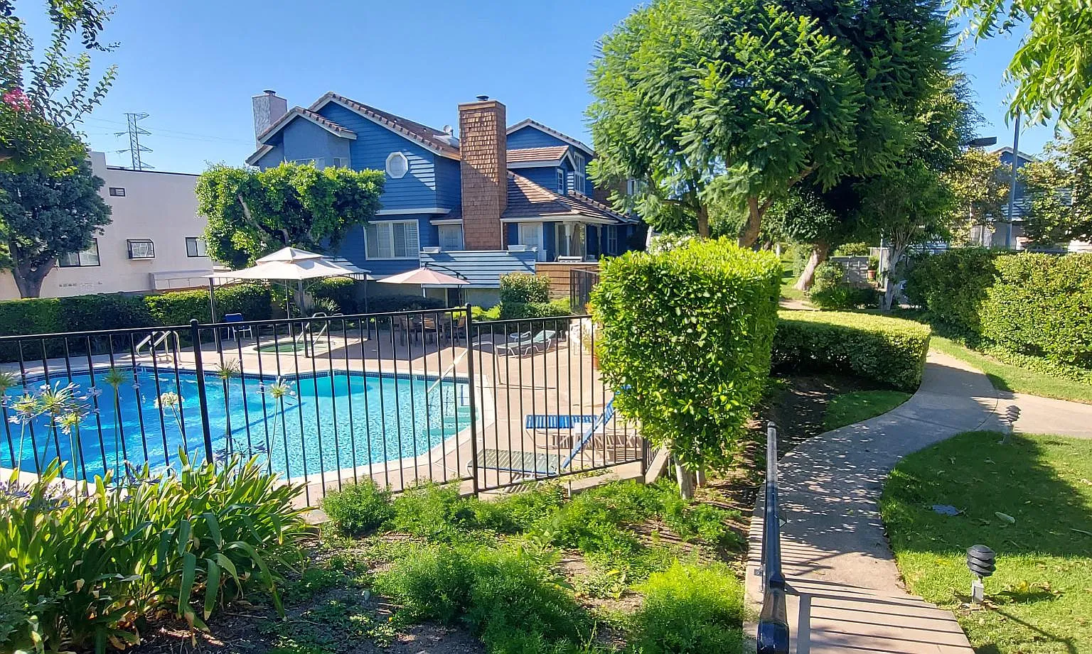 3 bed, 2.5 bath, 1900 sqft, $4,500 — Photo 3