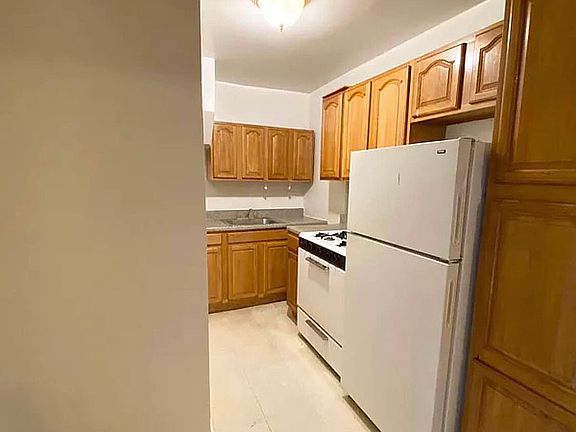 4th image of 465 E 7th St #32
