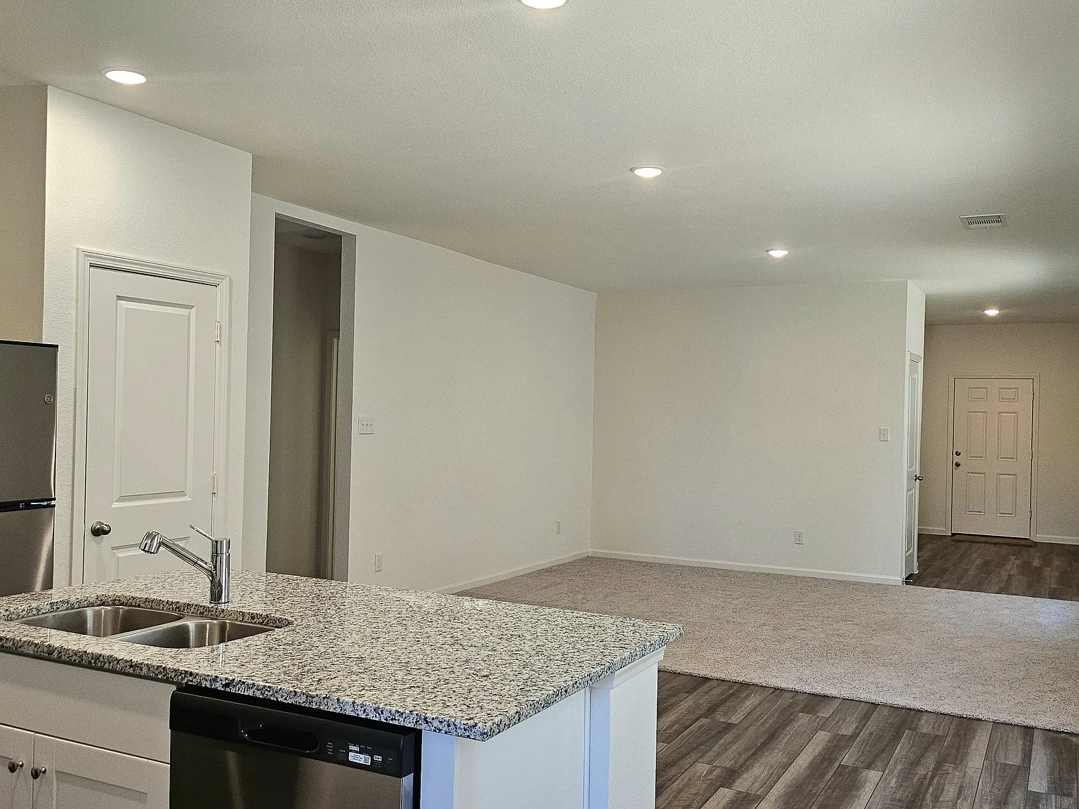 3 bed, 1401 sqft, $2,450 — Photo 3