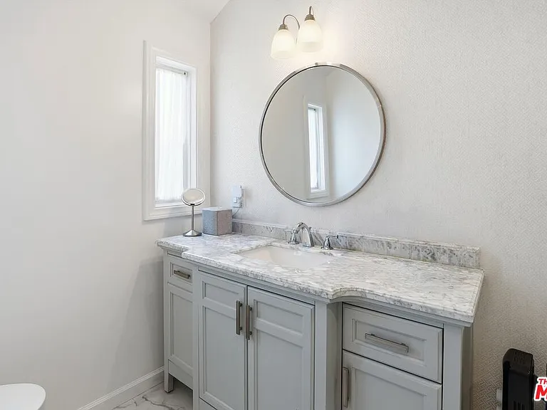 317 S Burlingame Ave — Photo 25