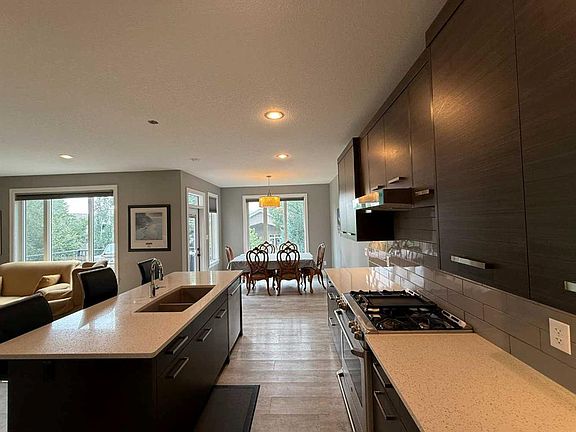 5th image of 917 Canyonview Pl W