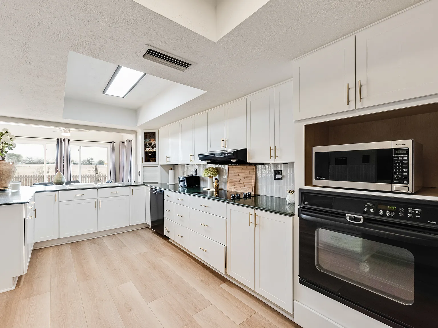 3 bed, 2200 sqft, $3,600 — Photo 3