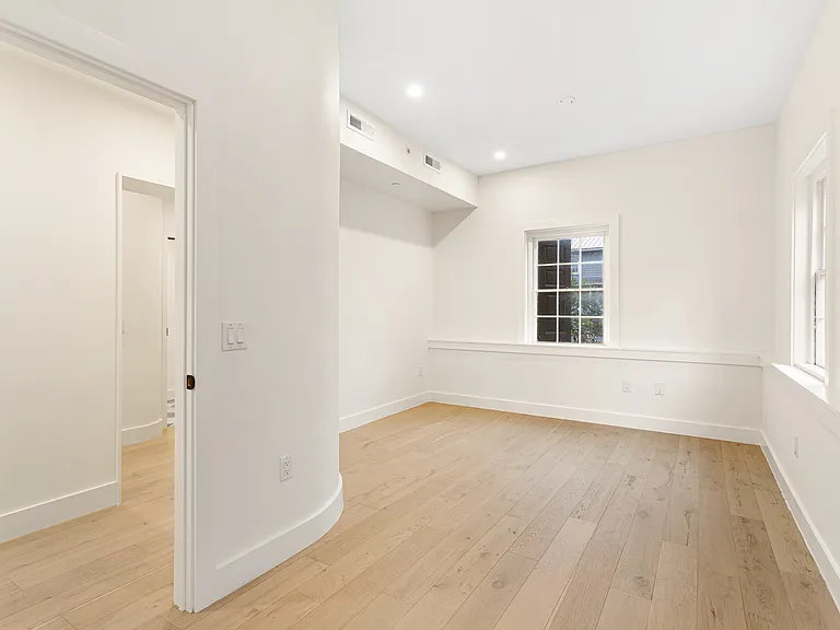 300 Kings Hwy E #B — Photo 8