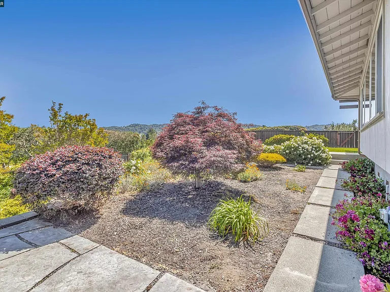 770 Crossbrook Dr — Photo 5