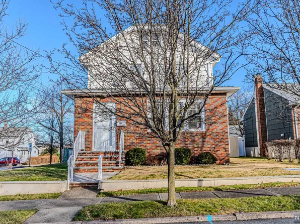 111 Catherine Ave, Saddle Brook, NJ 07663