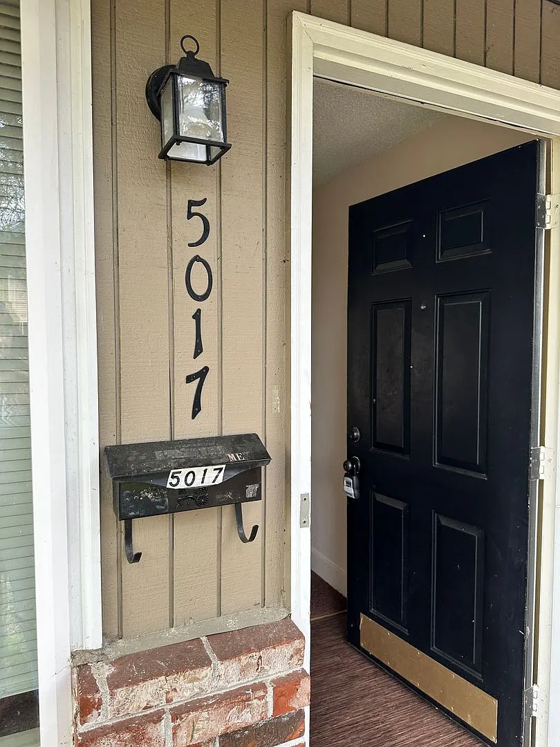 Fresh and clean 2-bedroom unit with a HUGE totally fenced yard. — Photo 2