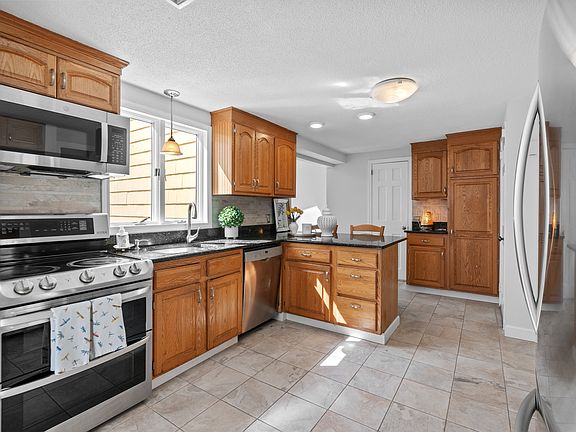 3rd image of 25 Sherwood Rd