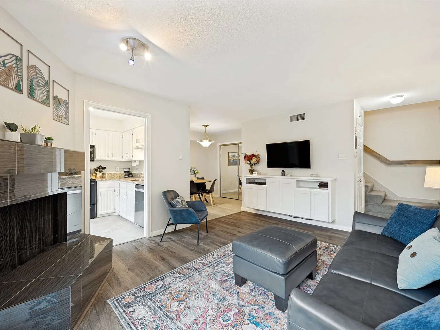 1 bed, 1.5 bath, 912 sqft, $2,160 — Photo 2