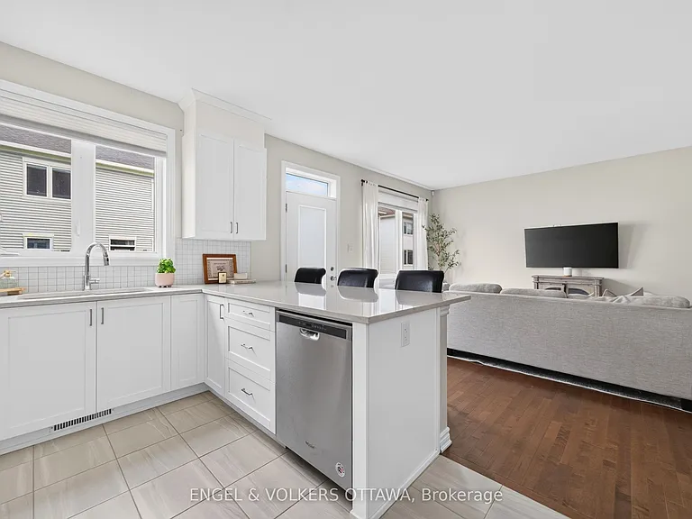 33 Focality Cres — Photo 13