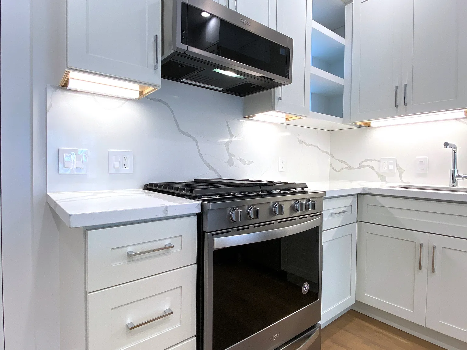 2 bed, 2.0 bath, 900 sqft, $8,800 — Photo 3