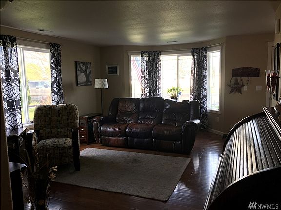 3rd image of 1051 E June Dr