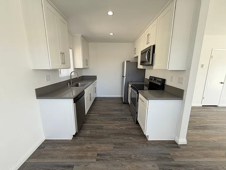 1916 Harriman Ln — Photo 1