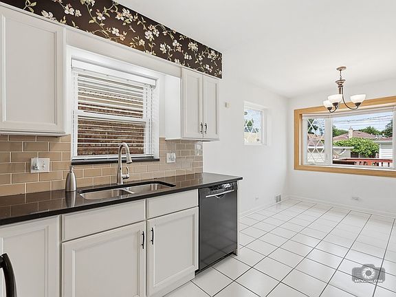 5th image of 3221 N Pioneer Ave